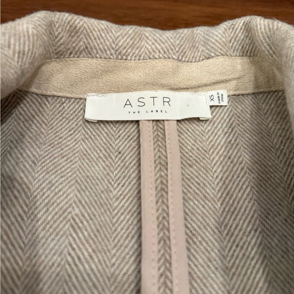ASTR Oversized Wool Blazer - Picture 7 of 8